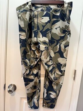 Old Navy Floral Leggings in Olive, Navy & Cream